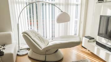 Apartemen Deluks | Ruang keluarga | TV layar datar