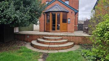 Six-Bedroom House | Terrace/patio