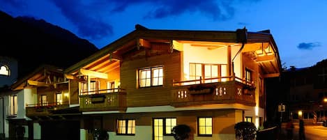 Façade de l’hébergement - soirée/nuit