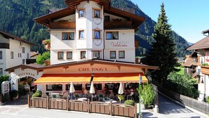 A multi-story building with a cafe named "Cafe Jogg'l" on the ground floor. - Hotel Viktoria & Landhaus Joggl (Mayrhofen)