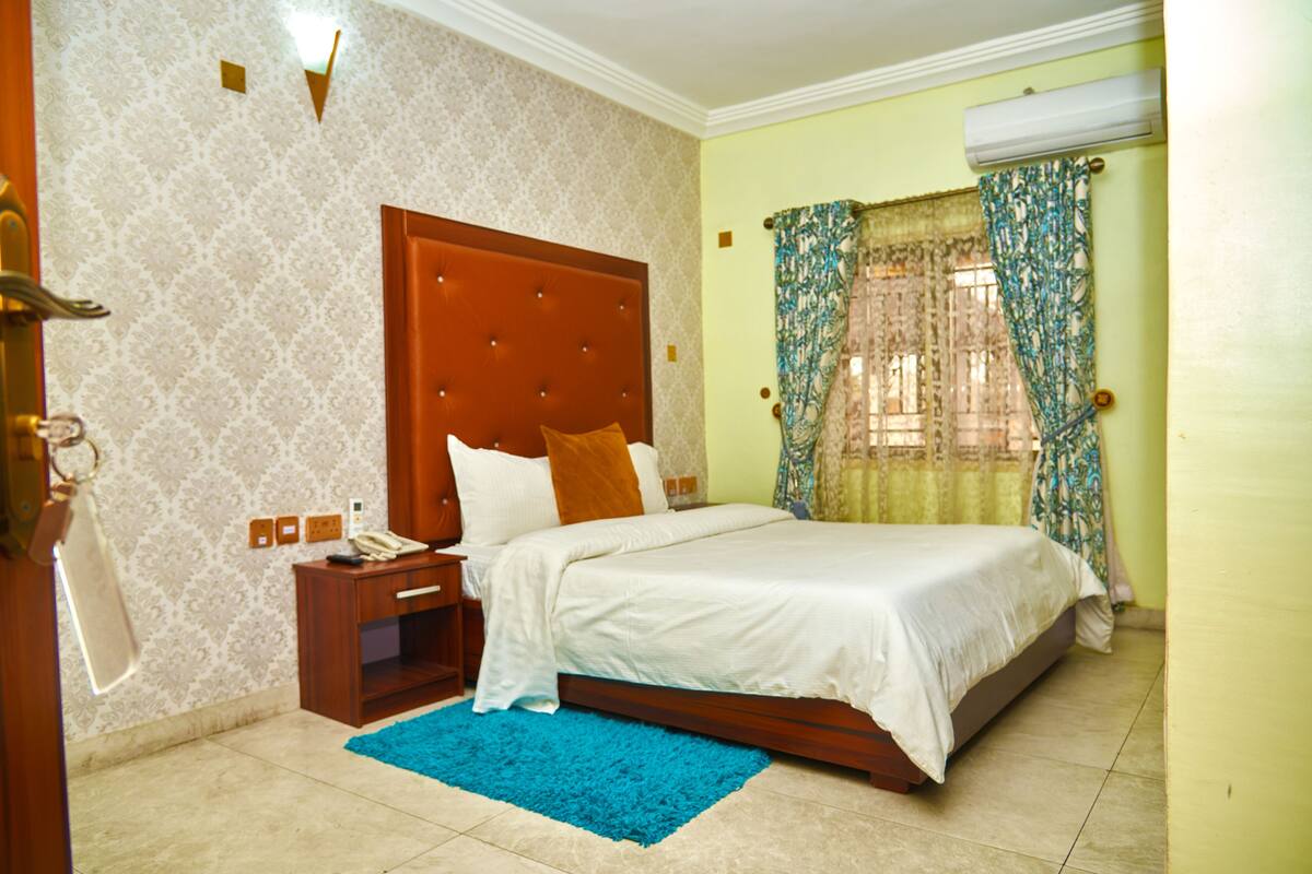 In-room safe, free WiFi