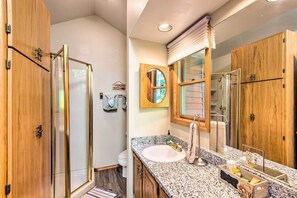 Kostenlose Toilettenartikel, Haartrockner, Handtücher