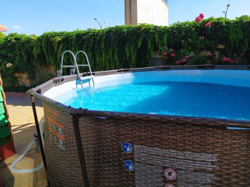 Casa rural de 4 estrellas con piscina y jardín privado: ideal para el descanso.