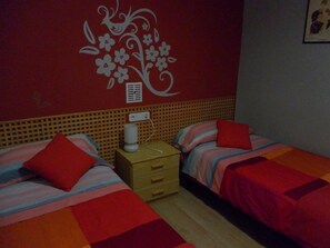 ห้องดับเบิลหรือทวิน, ห้องน้ำรวม | เครื่องนอนระดับพรีเมียม, ผ้านวมขนเป็ด, ห้องพักตกแต่งอย่างมีเอกลักษณ์