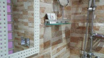 Habitación doble, baño privado | Ropa de cama de alta calidad, edredones de plumas, decoración individual