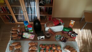 Una mesa con diferentes alimentos y una máquina de café.