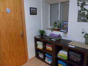 Dusche, kostenlose Toilettenartikel, Haartrockner, Handtücher