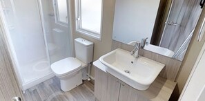 Mobile Unterkunft (Minstead Lodge) | Badezimmer | Dusche, Handtücher, Toilettenpapier