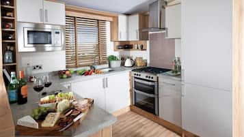 Mobil Karavan (Linwood Lodge) | Dapur pribadi | Lemari es besar, microwave, oven, dan kompor