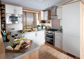 Casa móvil (Linwood Lodge) | Cocina privada | Frigorífico grande, microondas, horno y placa de cocina