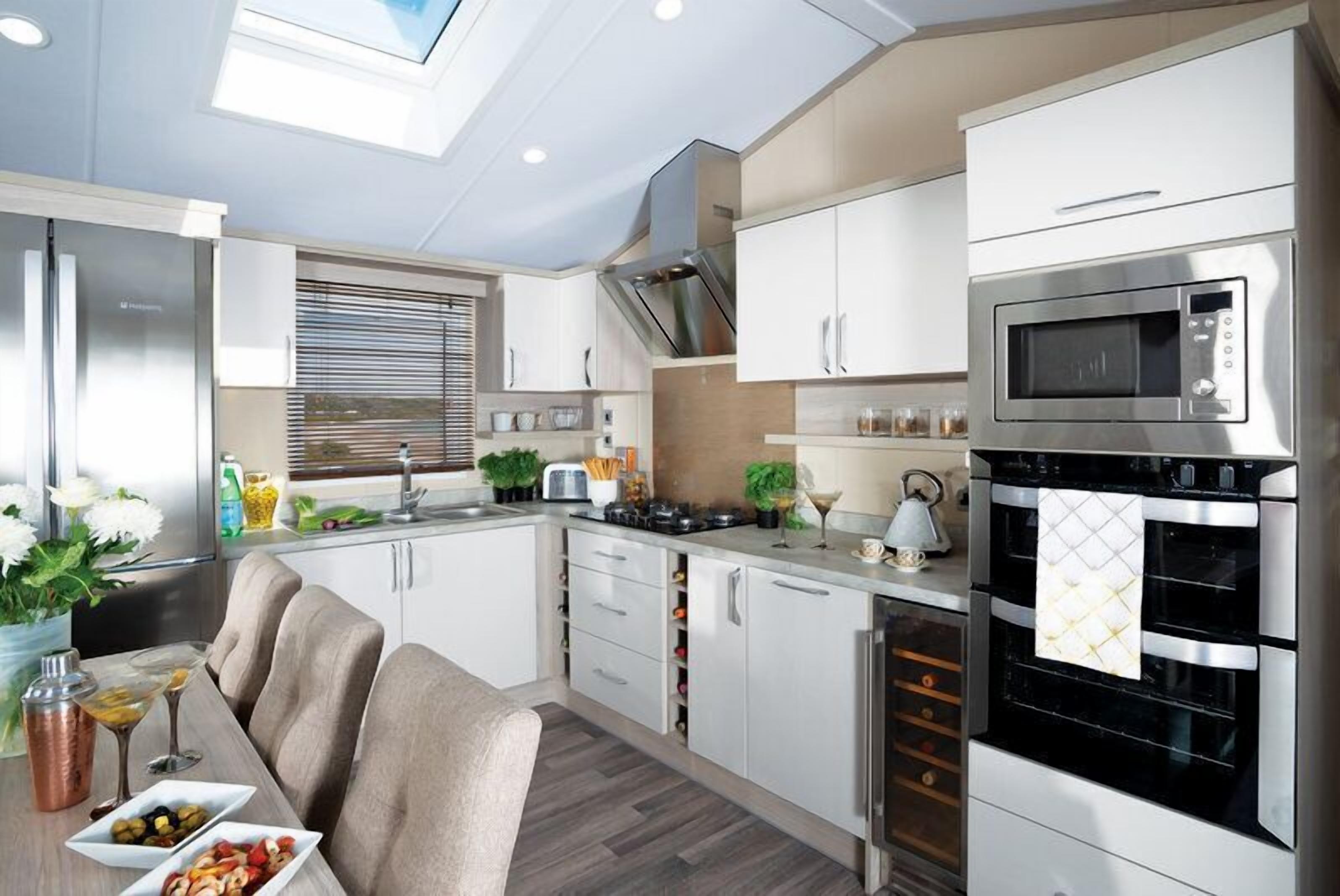 Asuntovaunu (Minstead Lodge) | Yksityinen keittiö | Täysikokoinen jääkaappi, mikroaaltouuni, uuni, liesi