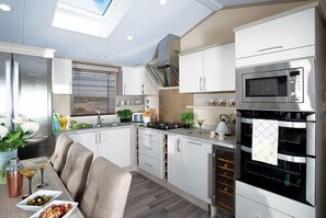 活动屋 (Minstead Lodge) | 私人厨房 | 大冰箱、微波炉、烤箱、炉灶