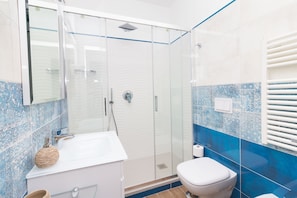 Dusche, Haartrockner, Bidet, Handtücher