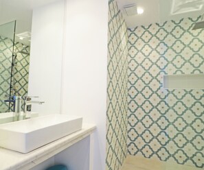 Dusche, Haartrockner, Handtücher