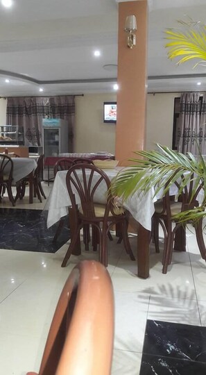 Se sirven desayunos, almuerzos y cenas; cocina local e internacional