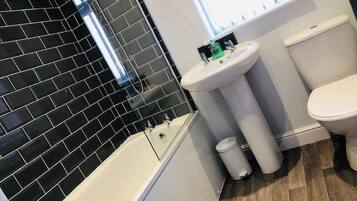 Superior Double Room, Shared Bathroom (With TV) | Bathroom