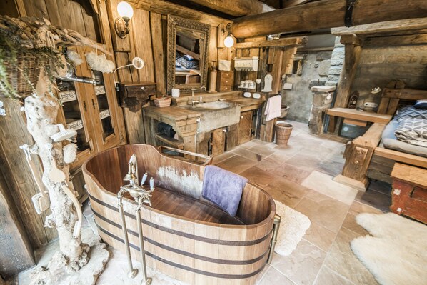 Deluxe House | Bathroom | Combined shower/tub, hair dryer, towels, toilet paper - Luxusní srub Líny (Bukovno)