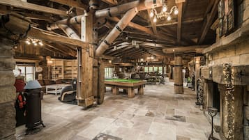 Deluxe House | Living area | Flat-screen TV, ping pong