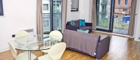 Appartamento City | Area soggiorno | TV a schermo piatto, lettore DVD