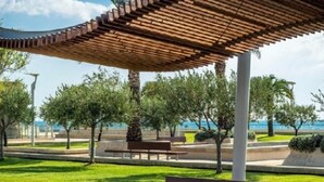 A park with a wooden pergola, benches, and a grassy area with trees. - Exceptional Location - Air-Conditioned Studio for 2-3 People Near Beach & Shops (Saint-Raphaël)