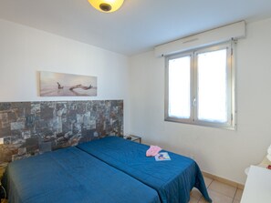 1 bedroom, free WiFi - Oceanview Gem: 2BR Apt with Terrace, Beach & City Center Access (Saint-Raphaël)