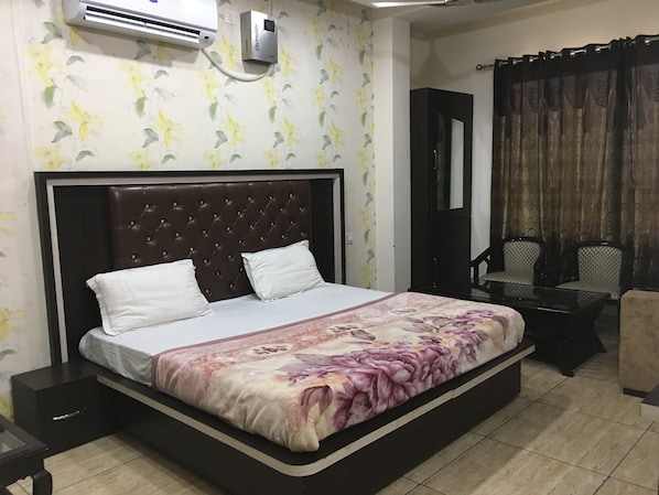 Individually furnished, desk, laptop workspace, blackout curtains