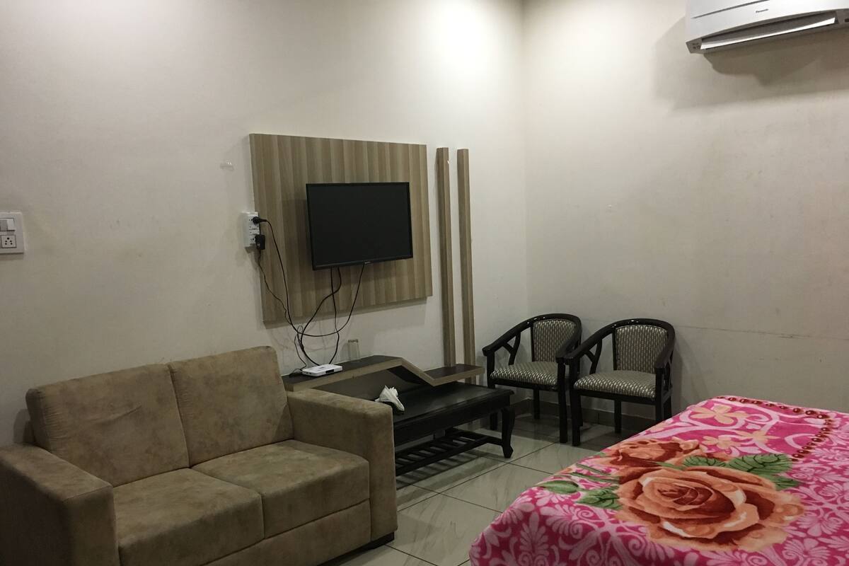 Individually furnished, desk, laptop workspace, blackout curtains