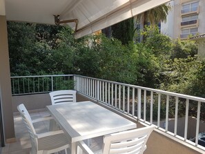 تناول الطعام بالخارج