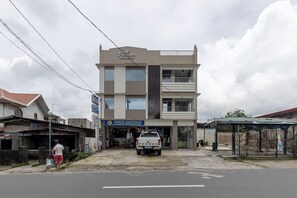 Vista frontal de la propiedad