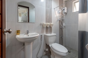 Regadera, bidet, toallas