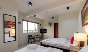 Habitación triple estándar | Escritorio, tabla de planchar con plancha, camas extra y ropa de cama