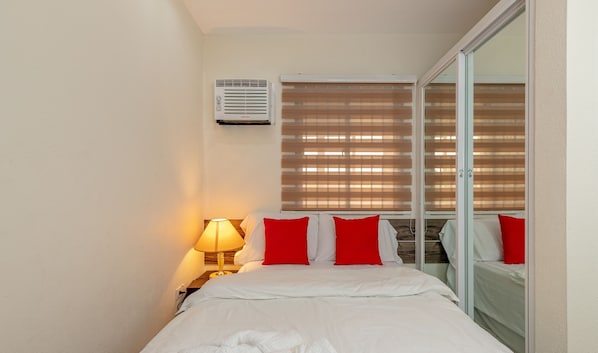 Habitación doble estándar | Escritorio, tabla de planchar con plancha, camas extra y ropa de cama