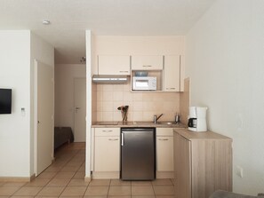 Kühlschrank, Mikrowelle, Herdplatte, Wasserkocher mit Kaffee-/Teezubehör