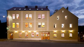 Fassade der Unterkunft – Abend/Nacht
