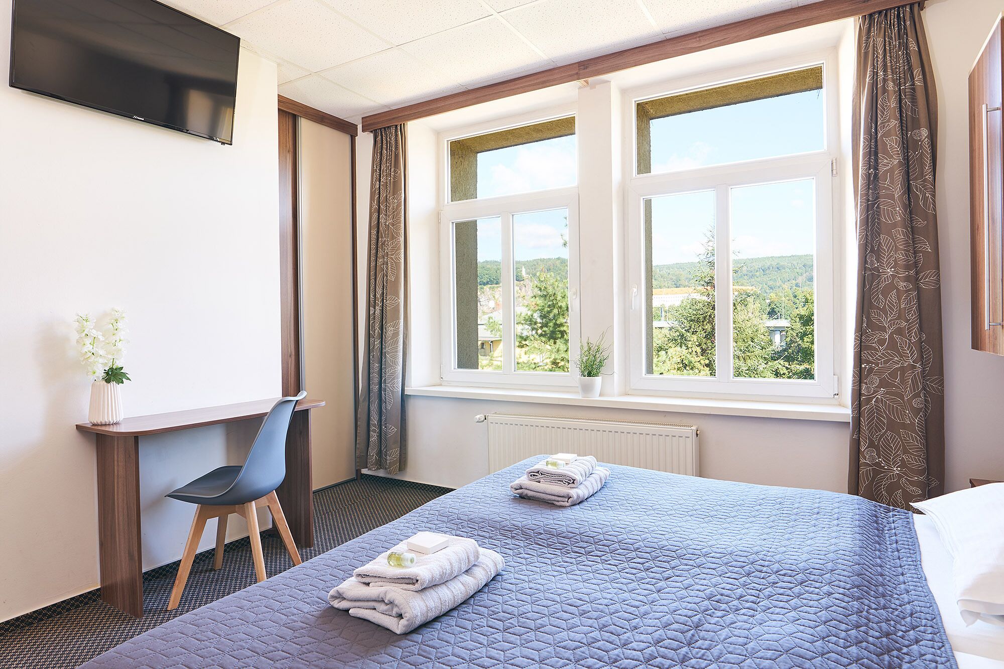 トリプルルーム | セーフティボックス (室内)、遮光カーテン、WiFi (無料)、ベッドシーツ