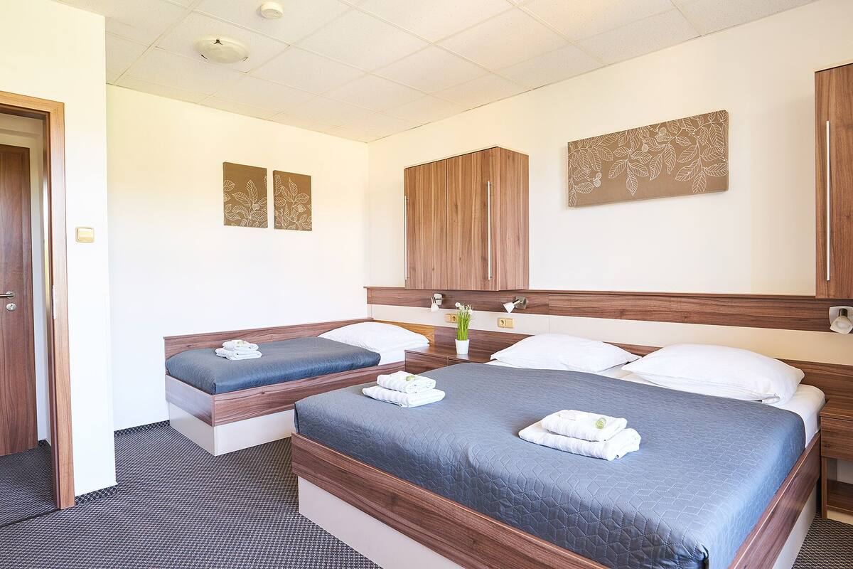 Triple Room, Air conditioning | 客房內保險箱、遮光布/窗簾、免費無線上網、床單