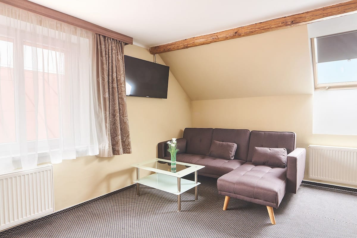 deluxe triple room, air conditioning | 1 bedroom, in-room safe, blackout curtains, free wifi