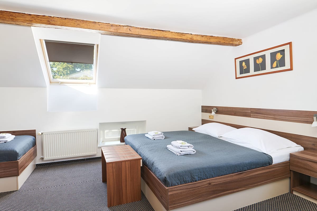 Triple room, Extra Bed, Air Conditioning | 客房內保險箱、遮光布/窗簾、免費無線上網、床單