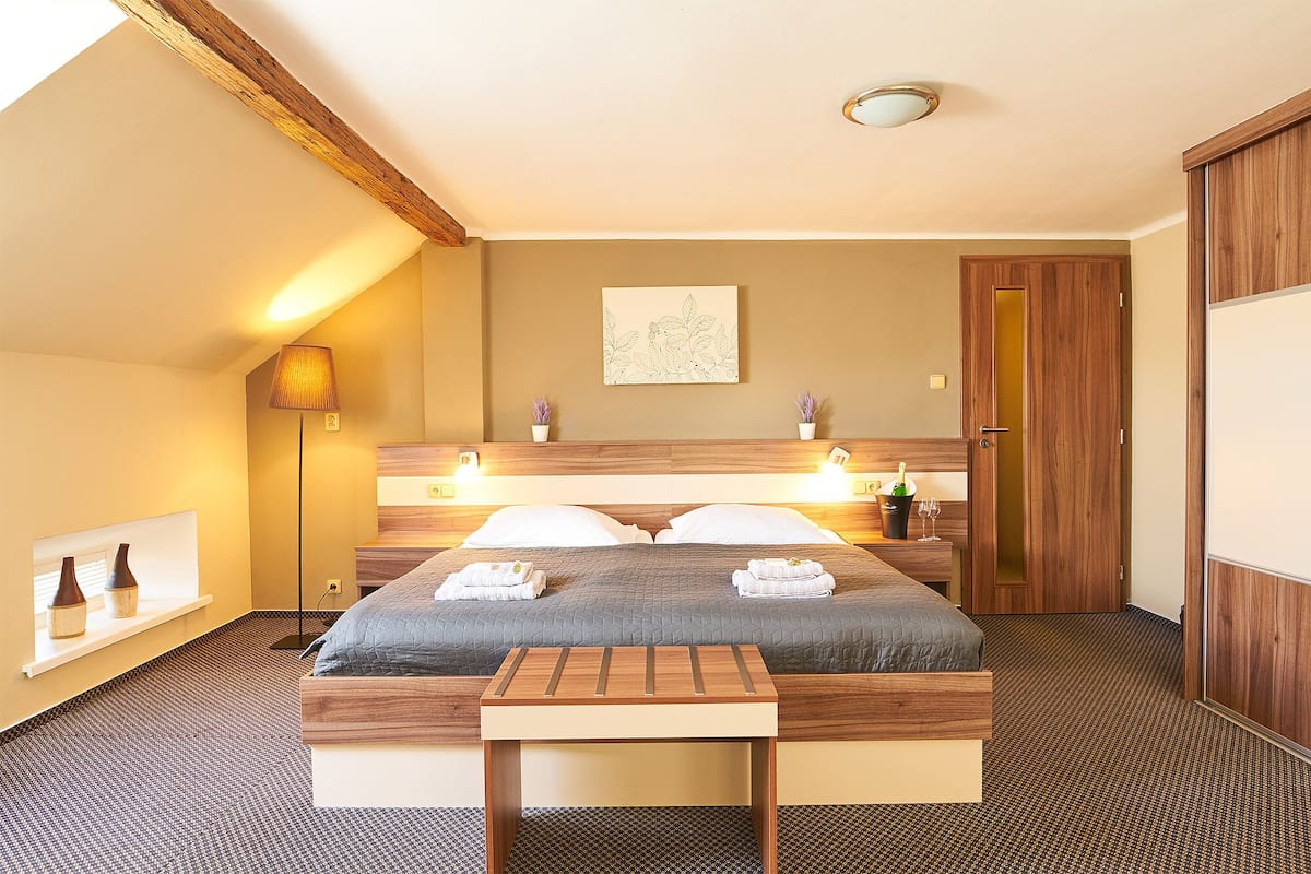 Executive Triple Room, Air conditioning | 客房內保險箱、遮光布/窗簾、免費無線上網、床單