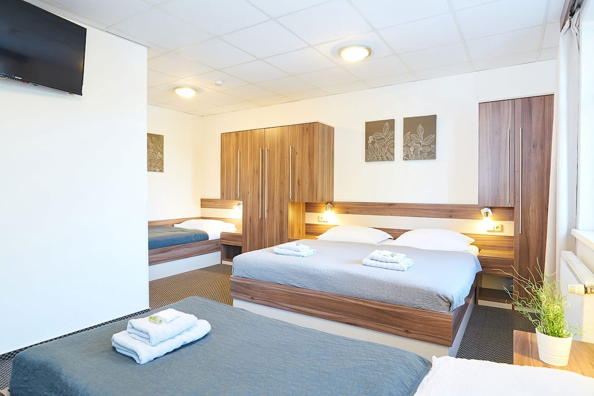 Quadruple Room, Air Conditioning | 客房內保險箱、遮光布/窗簾、免費無線上網、床單