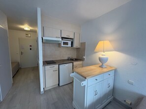 Fridge, microwave, stovetop, coffee/tea maker