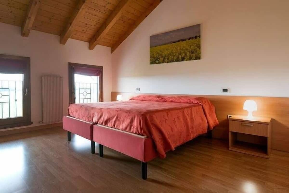 Apartment, 2 Bedrooms (5 Adults) | 2 bedrooms, individually decorated, individually furnished, desk
