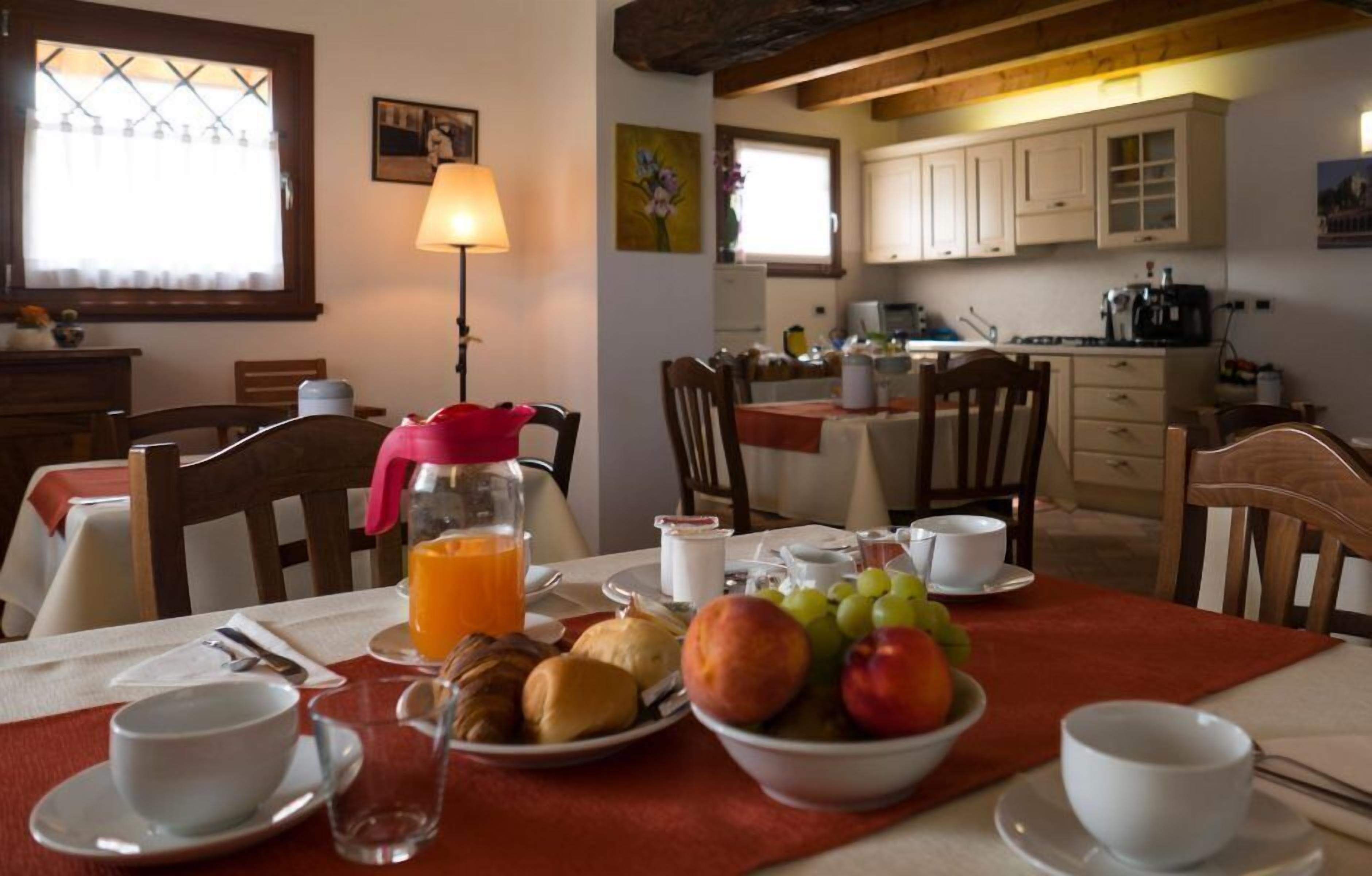 Tägliches kontinentales Frühstück (8 EUR pro Person)