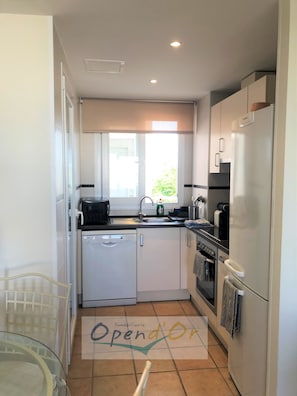 Refrigerador, microondas, horno, placa de cocina