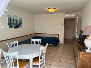 Dining - 2 Rooms with Balcony and Terrace - Beach 50m - A/C, WiFi, Parking (Saint-Raphaël)
