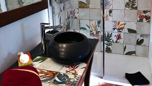 Une salle de bain avec une douche, un lavabo et un miroir.