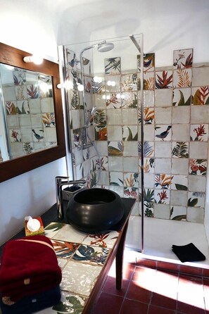 Double Room (Nature) | Bathroom | Shower, hair dryer, towels - Chambres d'hotes A l'Ombre du Saule (Niozelles)