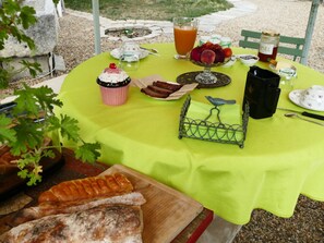 Tägliches inbegriffenes kontinentales Frühstück