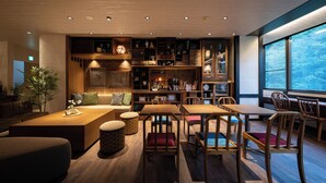 Um interior moderno com uma área de jantar de madeira, um sofá e uma estante.