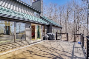 Terrace/patio - Deck & Game Room: Family Wilmington Retreat (Wilmington)